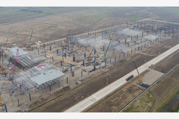 在建设中的特斯拉上海超级工厂（2019年4月）。新华社图