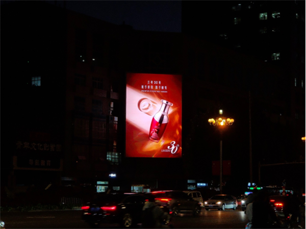 【11月1日新闻源】兰亭30周年巨幅广告登陆三城大屏 街头中最靓丽的一抹红448.png