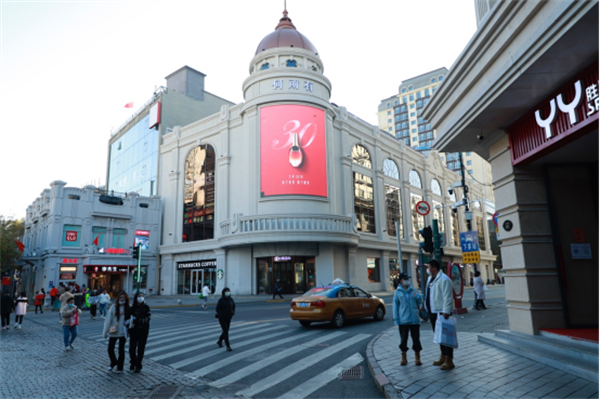 【11月1日新闻源】兰亭30周年巨幅广告登陆三城大屏 街头中最靓丽的一抹红393.png